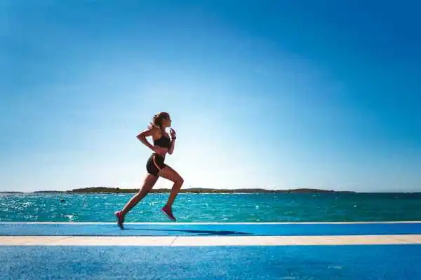 Woman running showing strong leg muscle Bagshot